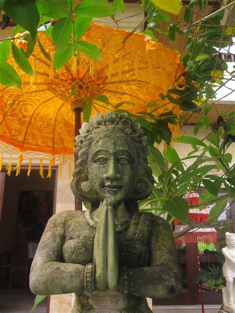 A Balinese statue | Escultura de piedra, Escultura