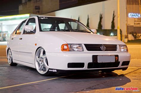 Polo Classic 1998 com rodas de Porsche e rebaixado | AutoCustom