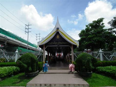 Temple Wat Chaloem Phra Kiat, Mueang Nonthaburi, Thailand - tourist ...