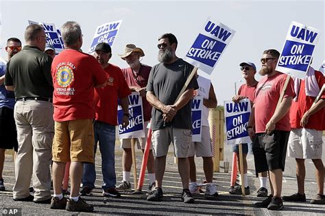 Tennessee couple join General Motors strike action on their wedding day ...