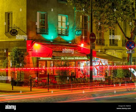 Outdoor cafe at night in Paris, France Stock Photo - Alamy