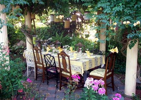 Frugal with a Flourish: 7 Outdoor Entertaining Ideas