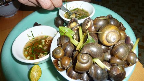 PetuniaLee™: Eating Snails in Hanoi