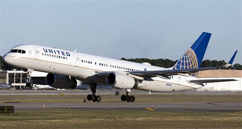 United Airlines Boeing 757-200 Rotating Takeoff - AERONEF.NET