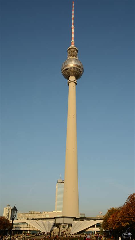 Der Berliner Fernsehturm ist mit 368 Metern das höchste Bauwerk ...