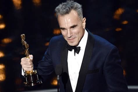 2013 Oscars – Daniel Day Lewis Unsurprisingly Scores Best Actor Win [VIDEO]