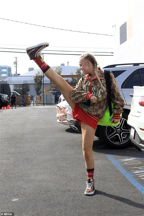 DWTS frontrunner JoJo Siwa shows off her high kicks outside rehearsal studio | Daily Mail Online