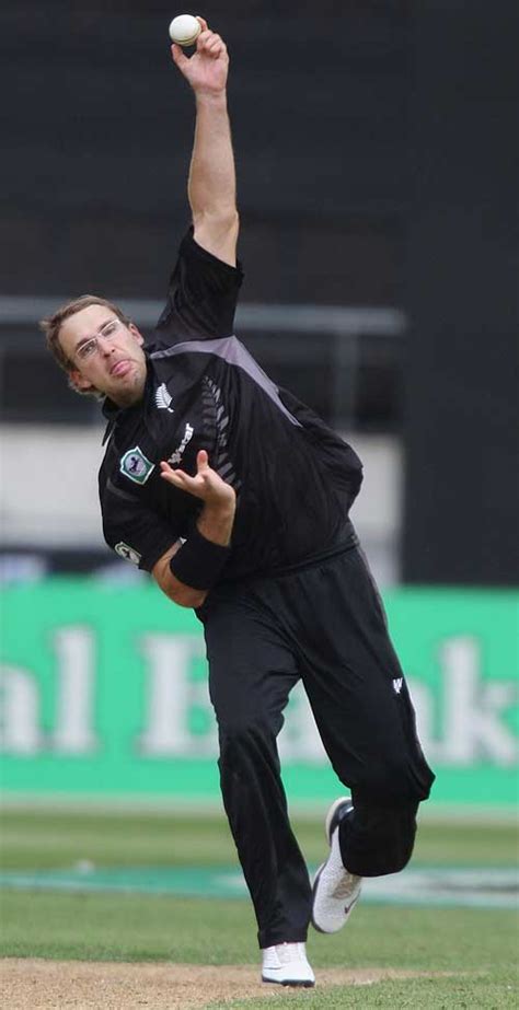 sports: Daniel vettori bowling