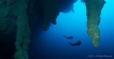 Divers explore the unknown parts of Belize’s Great Blue Hole – Madly Odd!