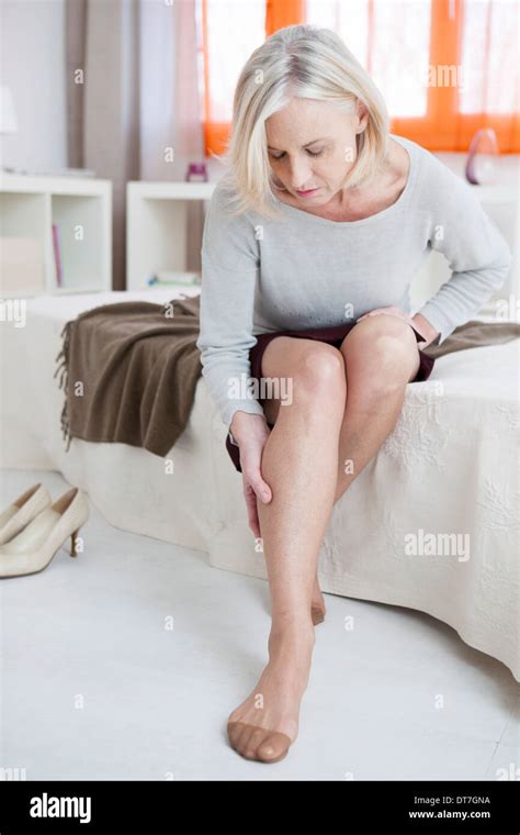 LEG PAIN IN A SENIOR Stock Photo - Alamy