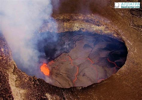 Crater wall collapse of the Halemaumau crater on Kilauea volcano ...