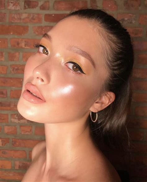 Glowy skin, highlighter overload makeup look #makeup #highlighter #cheeks | Beauty makeup, Glowy ...