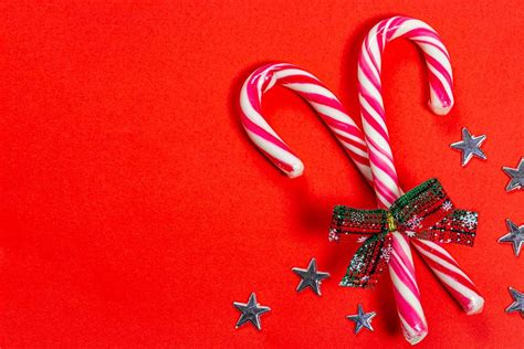 Christmas candy canes on a red background with stars - Creative Commons Bilder
