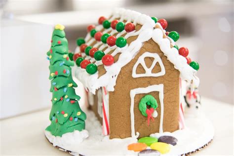 Expert Advice on How to Build a Gingerbread House