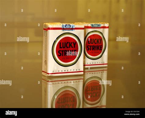 Lucky strike cigarette hi-res stock photography and images - Alamy