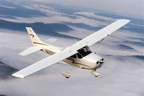 Cessna 172 Skyhawk Cloudy Flight Aircraft Wallpaper 2973 - AERONEF.NET