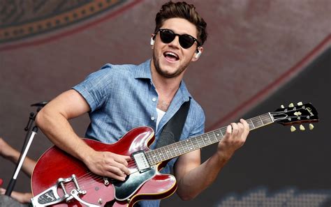 Here's How Niall Horan Ended Up Singing With a Fan at His Concert