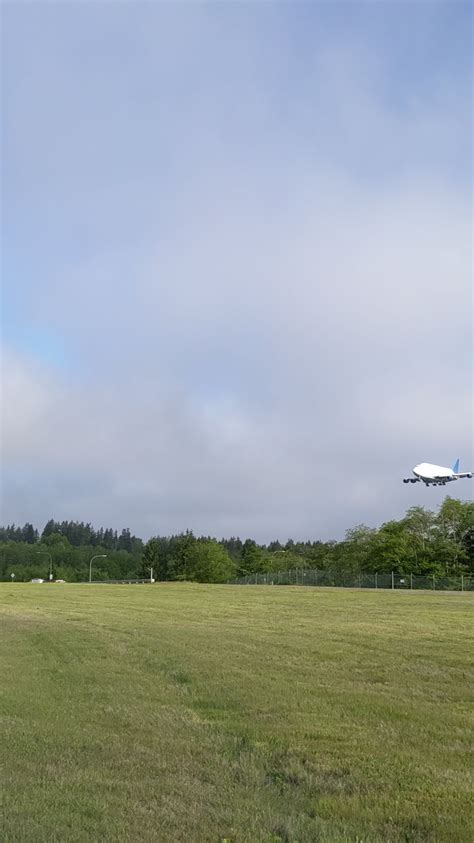 Caught the Boeing Dreamlifter landing at KPAE a year or so ago. : r/aviation