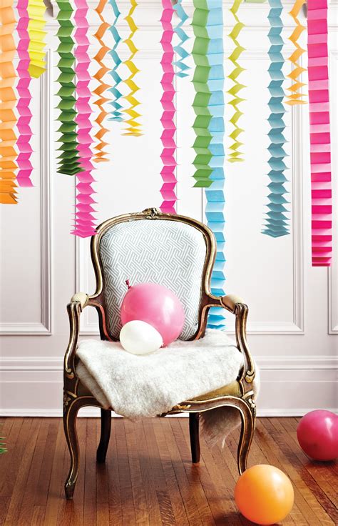 Party decoration: Accordion streamers!