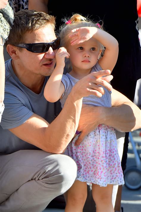 Jeremy Renner Spending Some Daddy and Daughter Time in Disneyland – Celeb Donut