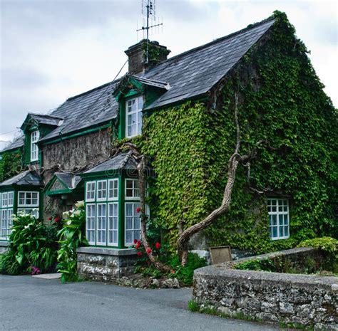 Cottage in Ireland stock image. Image of cottage, green - 23379941