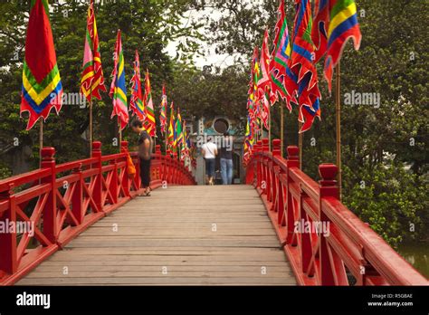 Huc Bridge, Hoan Kiem Lake, Hanoi, Vietnam Stock Photo - Alamy