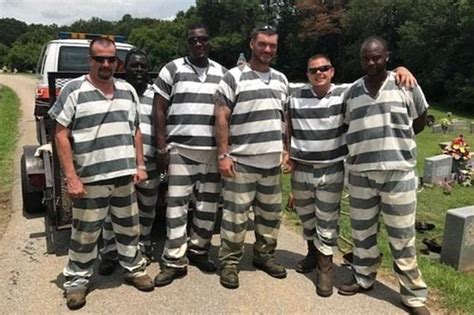 US inmates who saved guard's life to have sentences cut - BBC News