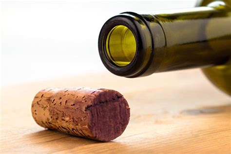 How to Tell if Wine is Corked [6 Tell-Tale Signs]