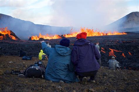 Los riesgos del turismo de volcán: por qué los turistas se acercan a la erupción de Islandia y ...