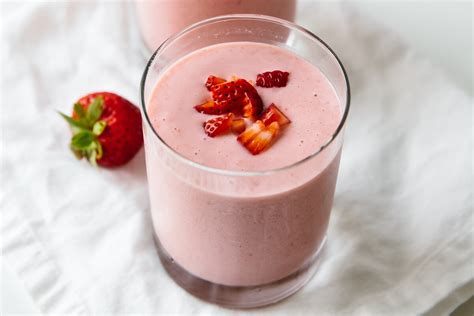 Strawberry Banana Smoothie (Easy & Healthy!) | Downshiftology