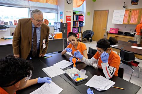 Dallas ISD among finalists for H-E-B’s statewide education award | The Hub