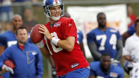 Eli Manning back in helmet - Newsday