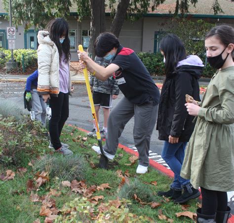 Mercer Island High School students take a stand against antisemitism ...