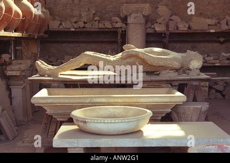 Victim of 79AD Vesuvius eruption, Pompeii archaeological site, Pompeii ...