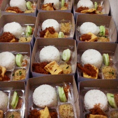 Gambar Tumpukan Nasi Kotak Sederhana - IMAGESEE