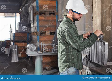 Foundry Worker with Mold Plate Stock Image - Image of metalworking, operation: 133657015