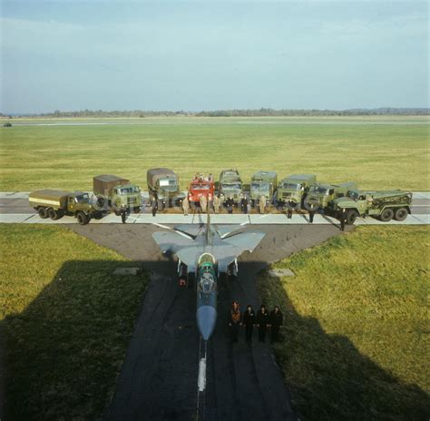 DDR-Bildarchiv: Peenemünde - MIG-23 und Lastwagen auf dem Flugplatz ...