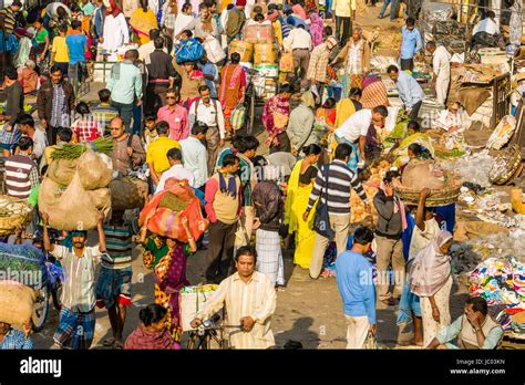 Sealdah market hi-res stock photography and images - Alamy