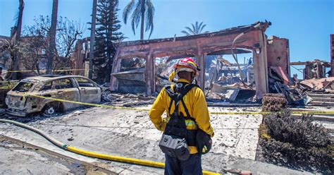 Wildfire races through upscale Southern California community: 20 homes ...