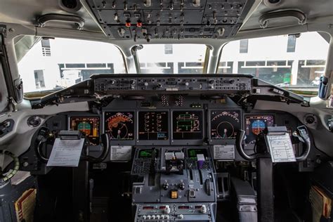 Boeing 717-200 Cockpit : aviation