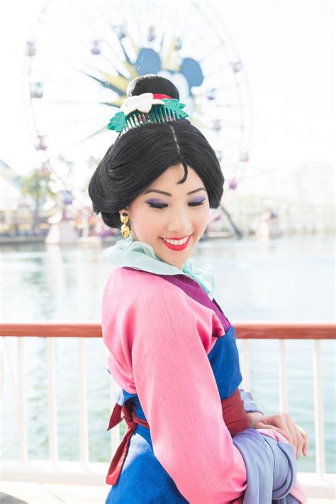 Mulan is BEAUTIFUL! | Disney princess cosplay, Disney cosplay, Disney face characters