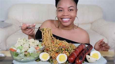 SPICY NIGERIAN STYLE INDOMIE NOODLES, SAUSAGE, AND SIDE SALAD - YouTube