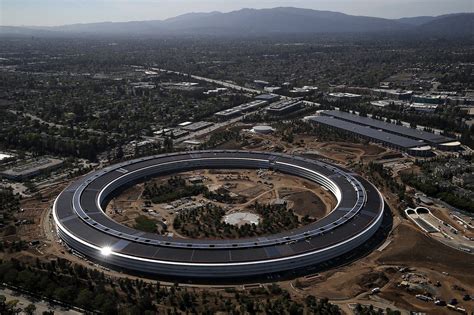 Apple’s New Headquarters Is a Sign of Tech’s Boom, Bravado - WSJ