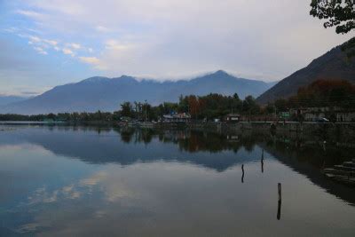 A memorising view of dal lake during a cold winter morning in srinagar ...