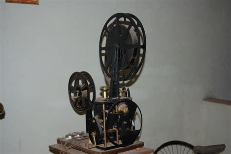 File:1910 Film projector pathé-frères.jpg - Wikimedia Commons