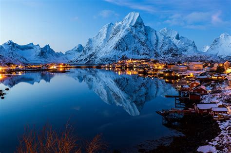 Oświetlone domy we wsi Reine na Lofotach w Norwegii