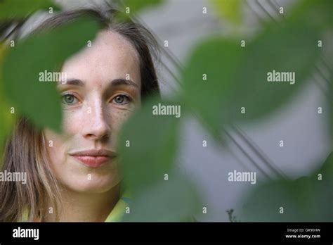Person behind a tree hi-res stock photography and images - Alamy