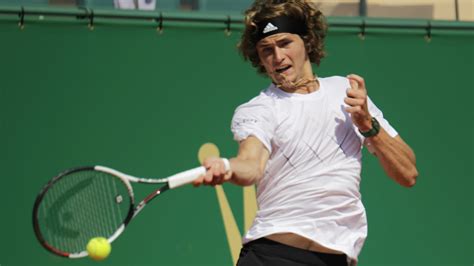 Zverev Racquet - Alexander Zverev has complete meltdown and obliterates ...