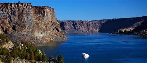 Lake Billy Chinook Houseboat Rentals and Vacation Information