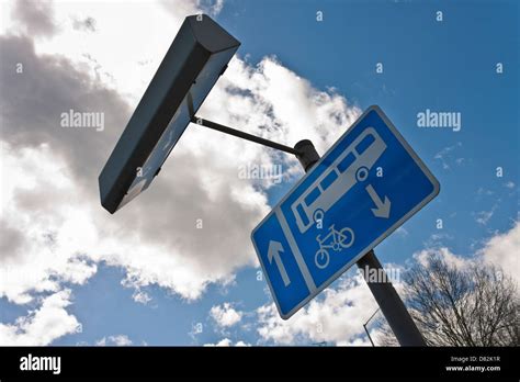 Bus lane sign hi-res stock photography and images - Alamy